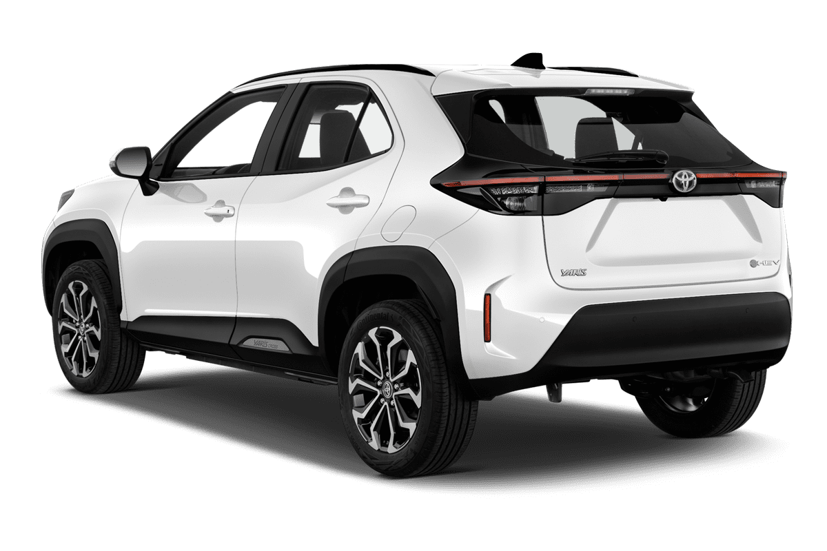 Schräge Heckansicht eines Toyota Yaris Cross Hybrid , freigestellt