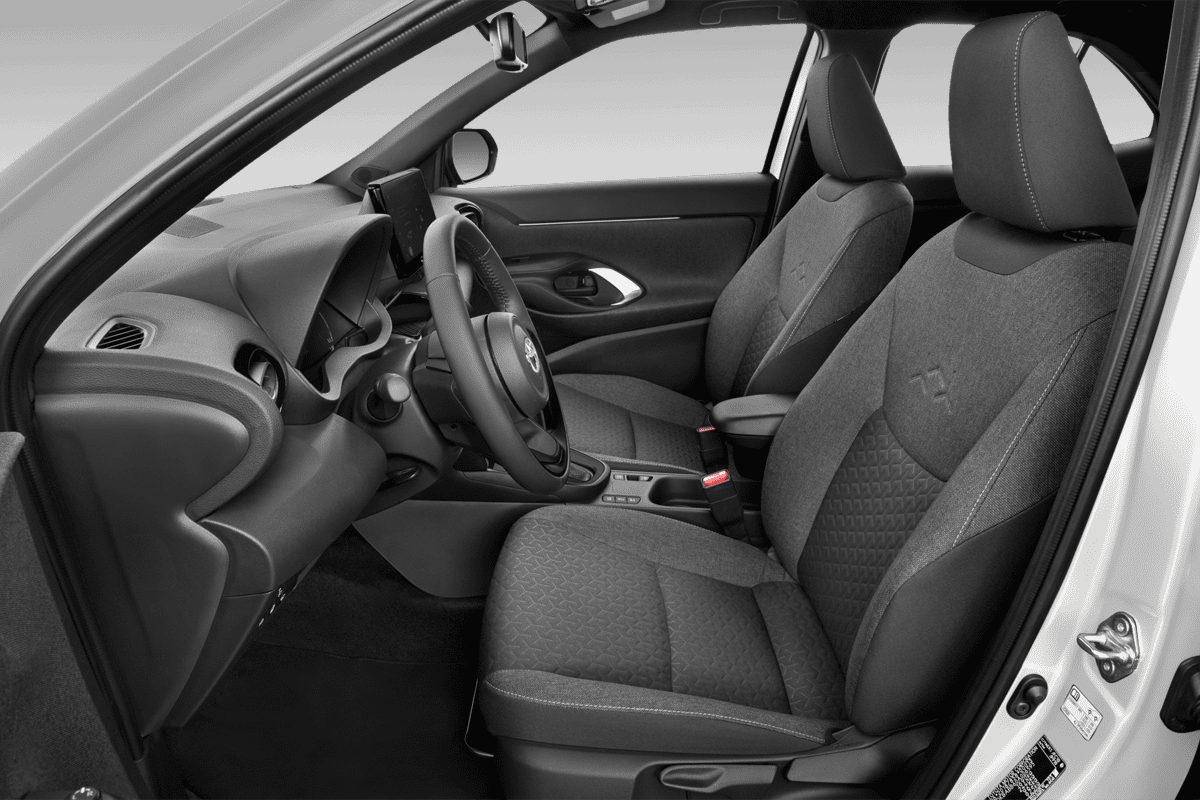 Vordersitze eines Toyota Yaris Cross Hybrid