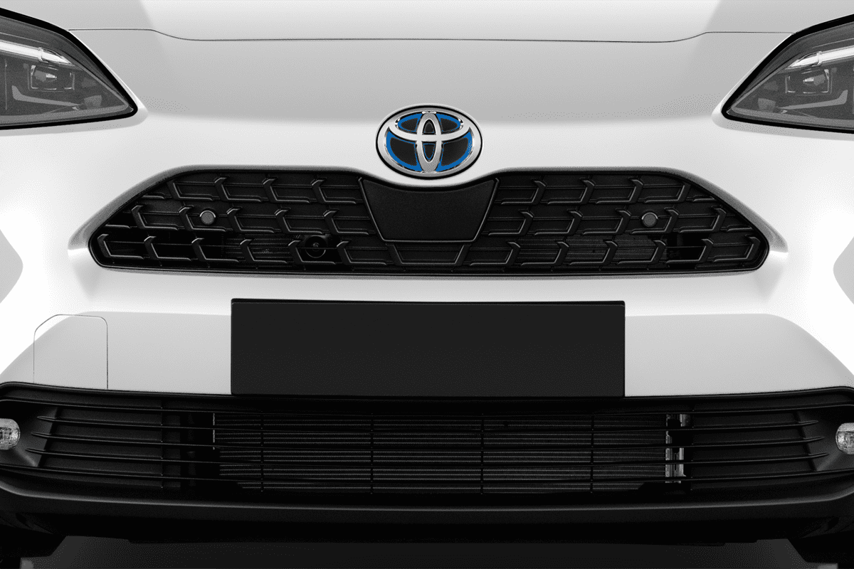 Kühlergrill eines Toyota Yaris Cross Hybrid