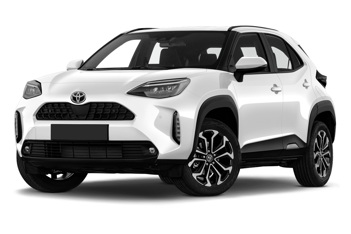 Tiefe, schräge Heckansicht eines Toyota Yaris Cross Hybrid , freigestellt
