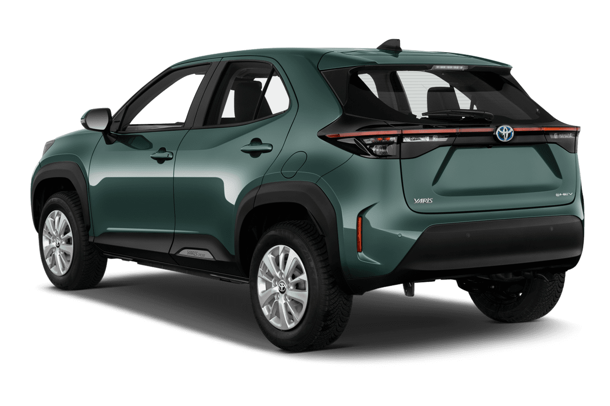 Schräge Heckansicht eines Toyota Yaris Cross Hybrid , freigestellt