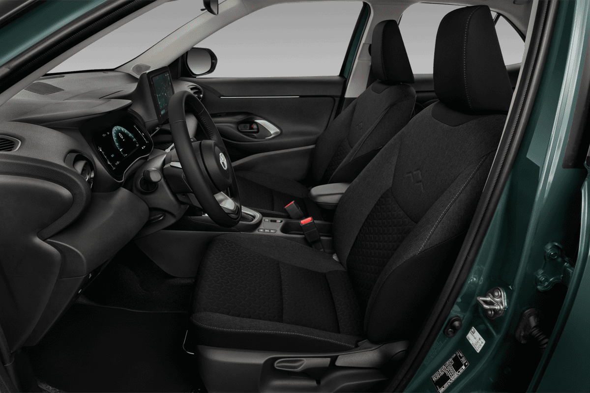 Vordersitze eines Toyota Yaris Cross Hybrid