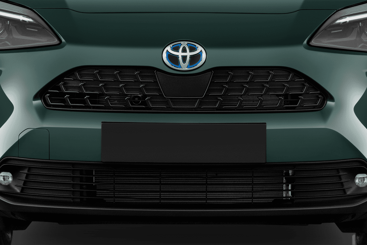 Kühlergrill eines Toyota Yaris Cross Hybrid