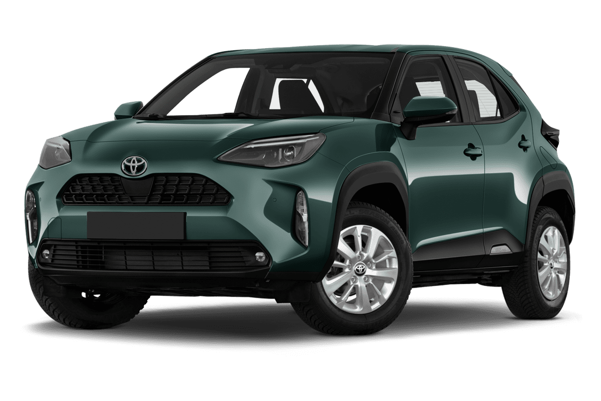 Tiefe, schräge Heckansicht eines Toyota Yaris Cross Hybrid , freigestellt