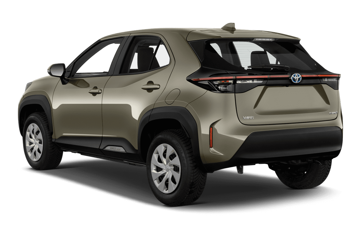 Schräge Heckansicht eines Toyota Yaris Cross Hybrid , freigestellt