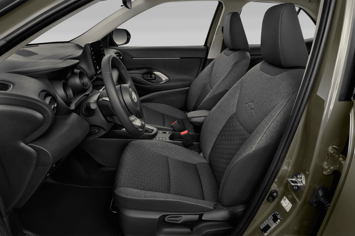 Vordersitze eines Toyota Yaris Cross Hybrid 