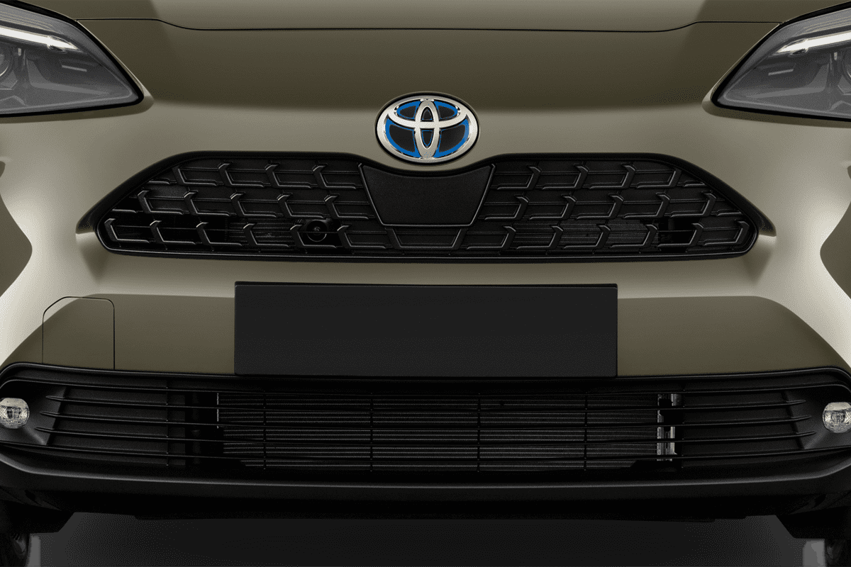 Kühlergrill eines Toyota Yaris Cross Hybrid 