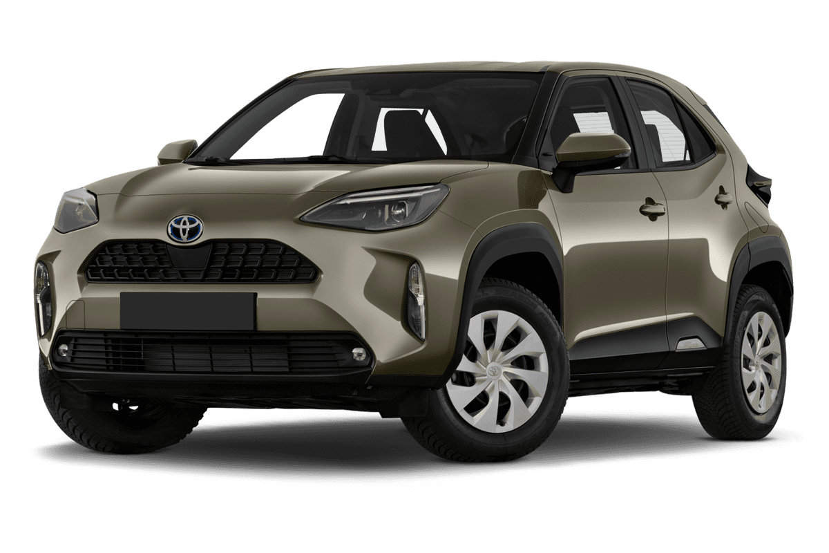 Tiefe, schräge Heckansicht eines Toyota Yaris Cross Hybrid , freigestellt