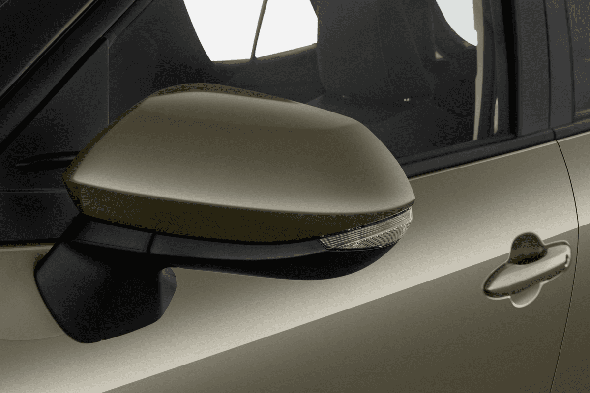 Rückspiegel eines Toyota Yaris Cross Hybrid 