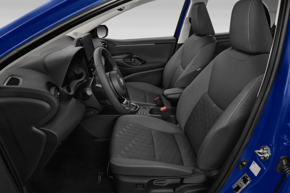 Vordersitze eines Toyota Yaris Hybrid