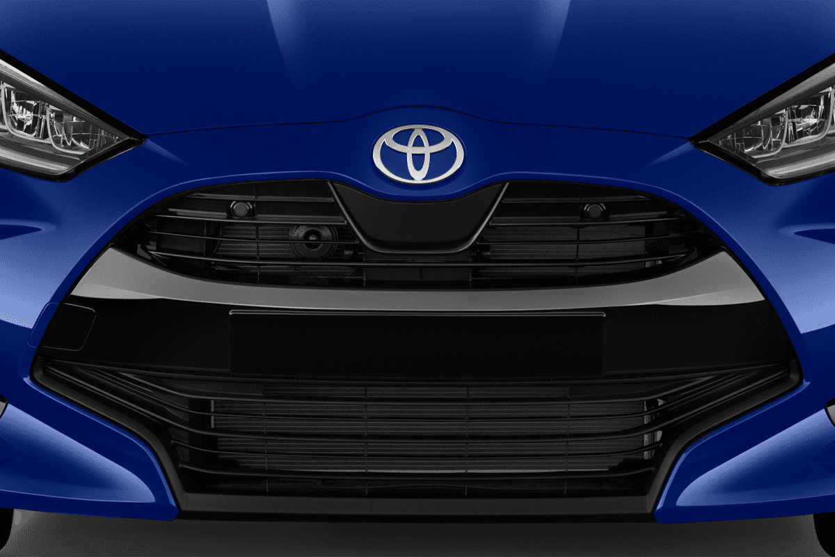 Kühlergrill eines Toyota Yaris Hybrid