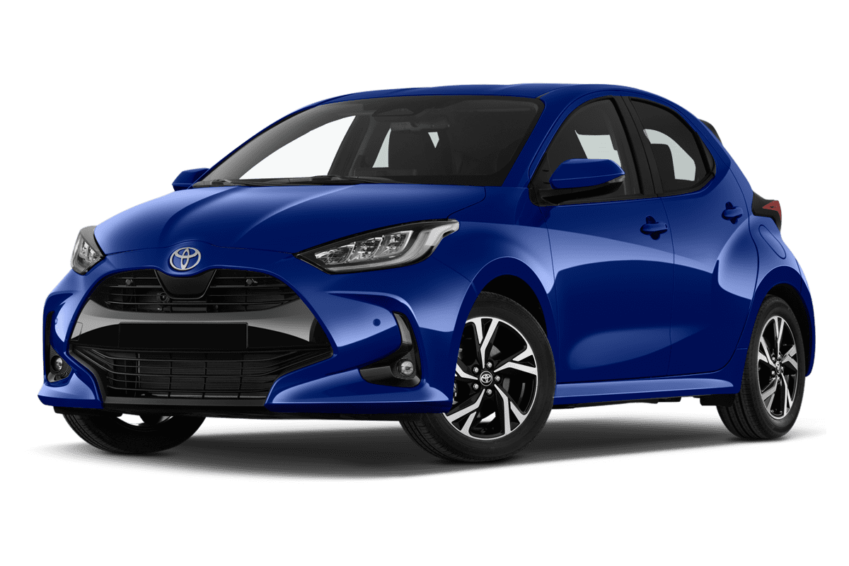 Tiefe, schräge Heckansicht eines Toyota Yaris Hybrid, freigestellt