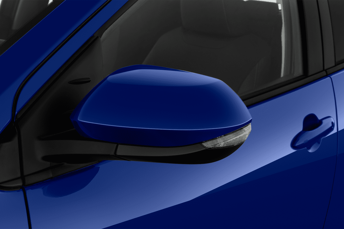 Rückspiegel eines Toyota Yaris Hybrid