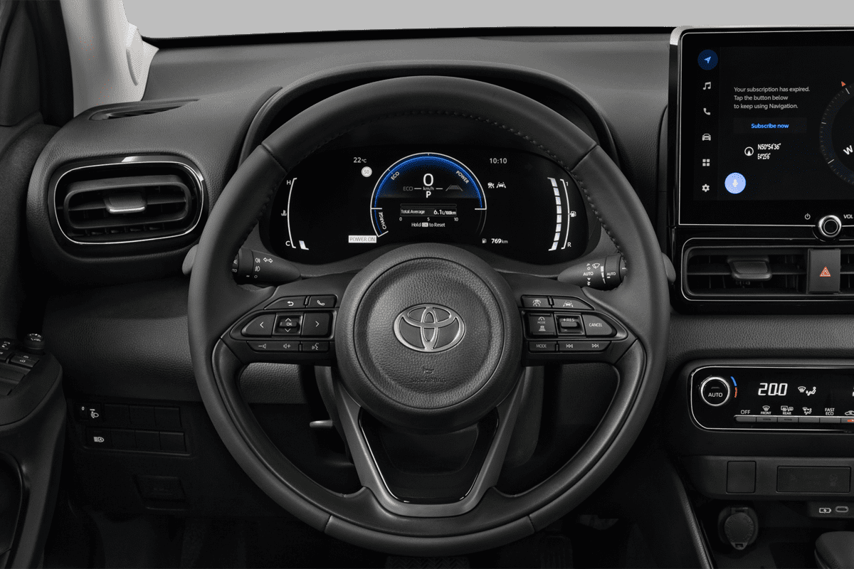 Lenkrad eines Toyota Yaris Hybrid