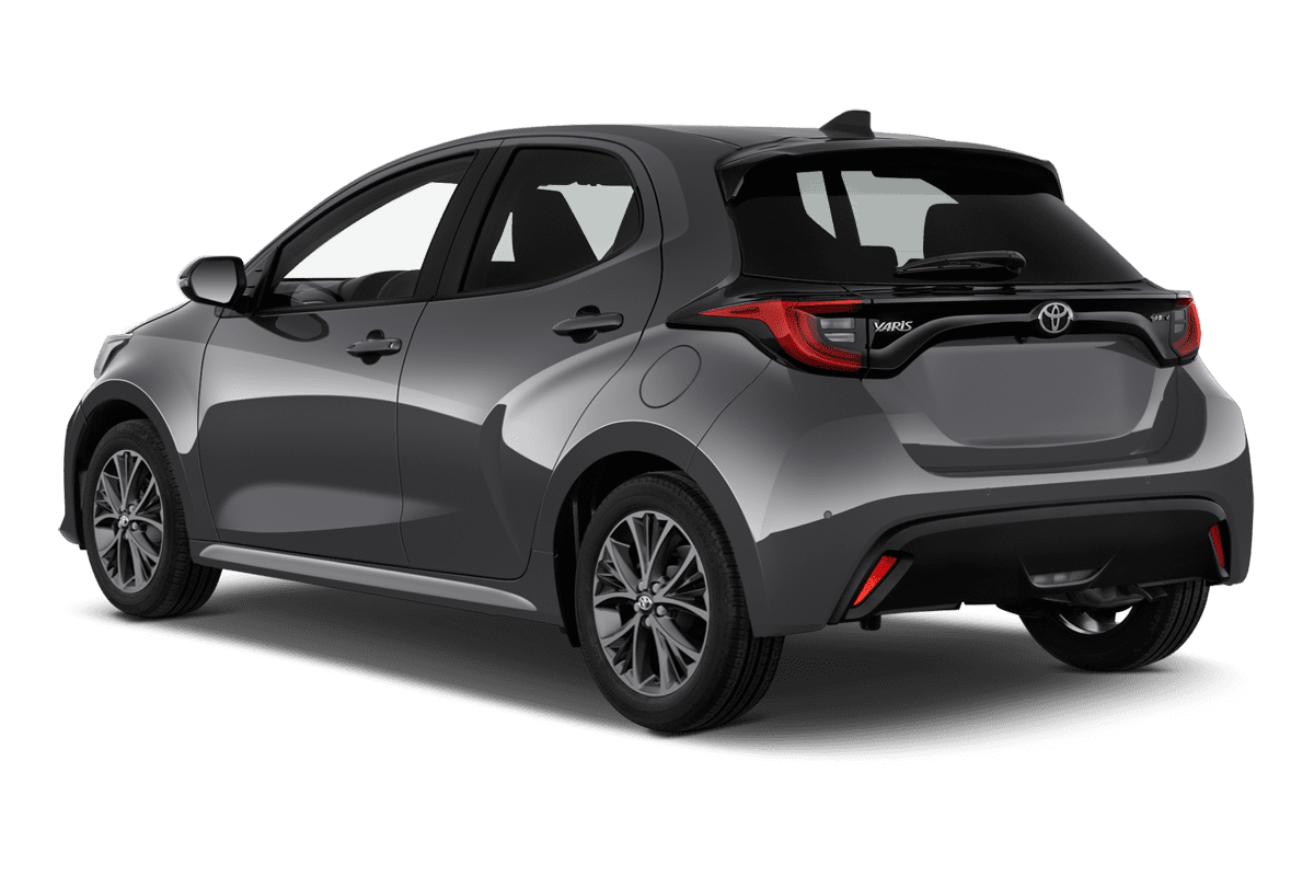 Schräge Heckansicht eines Toyota Yaris Hybrid, freigestellt