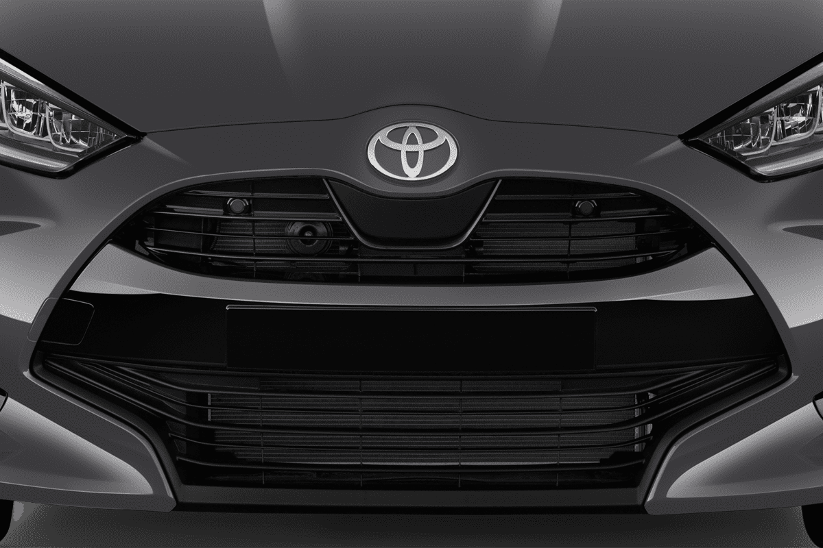 Kühlergrill eines Toyota Yaris Hybrid
