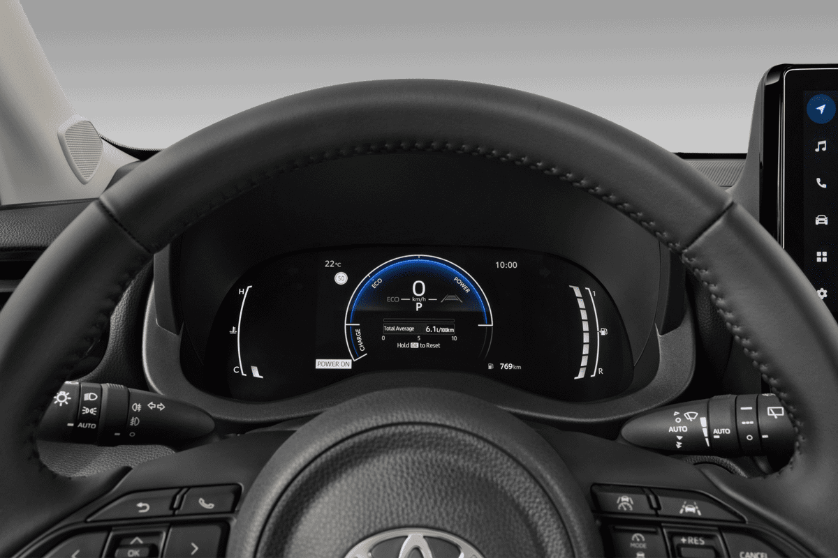 Kombiinstrument eines Toyota Yaris Hybrid