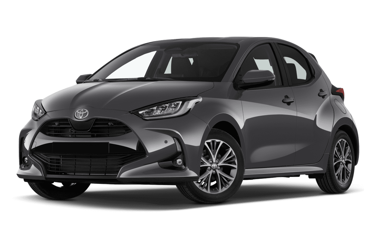 Tiefe, schräge Heckansicht eines Toyota Yaris Hybrid, freigestellt