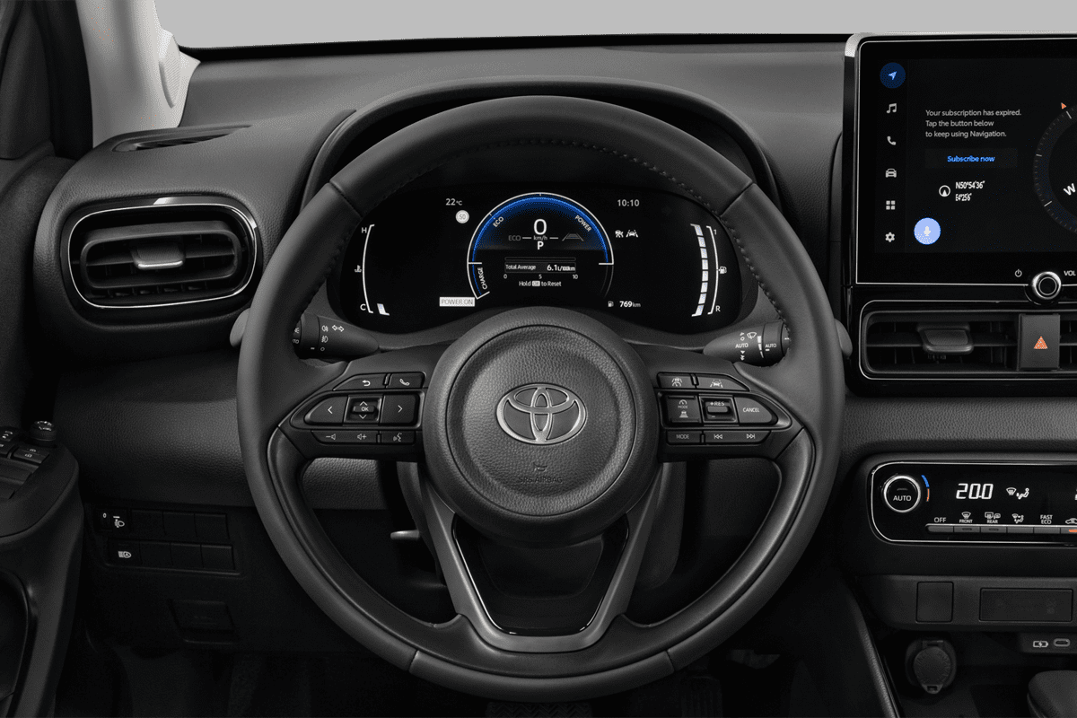 Lenkrad eines Toyota Yaris Hybrid