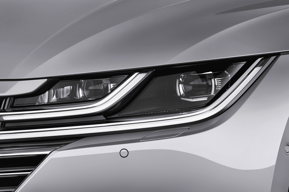 Frontscheinwerfer eines VW Arteon Plug-in-Hybrid