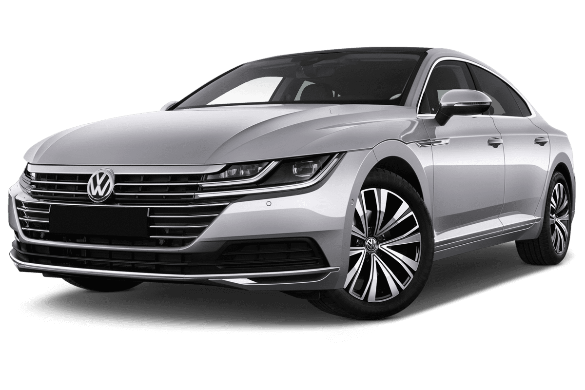 Tiefe, schräge Heckansicht eines VW Arteon Plug-in-Hybrid, freigestellt