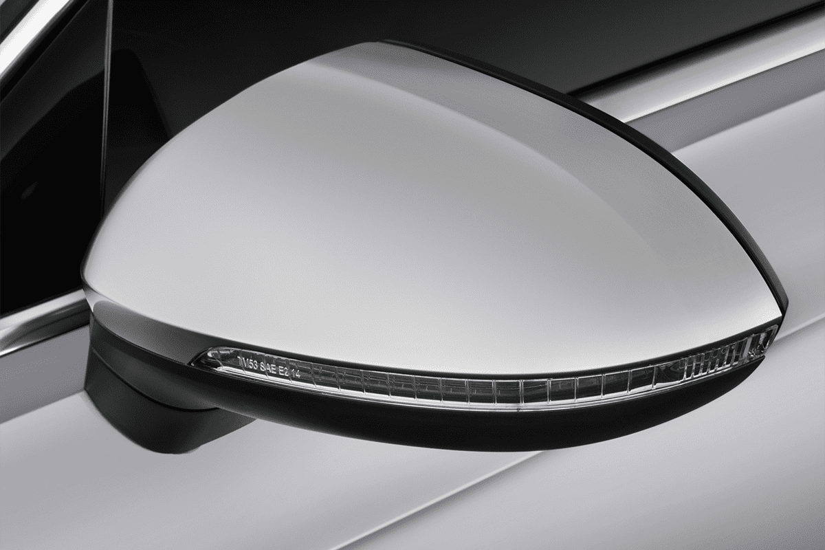 Rückspiegel eines VW Arteon Plug-in-Hybrid