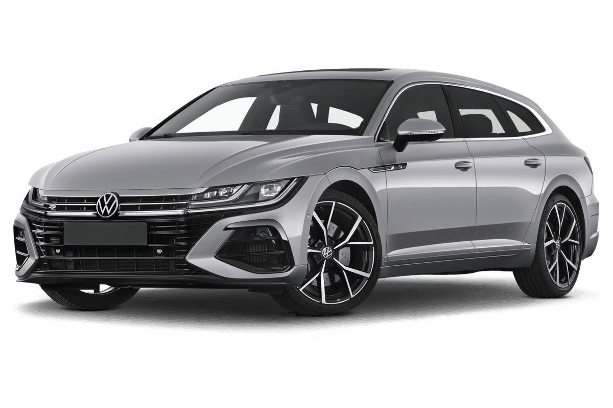 Tiefe, schräge Heckansicht eines VW Arteon Shooting Brake R, freigestellt