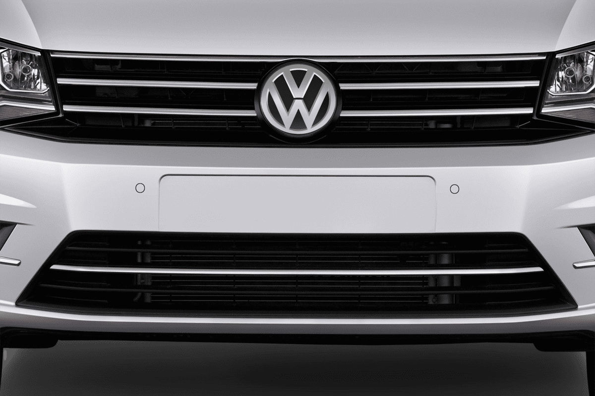 Kühlergrill eines VW Caddy TGI