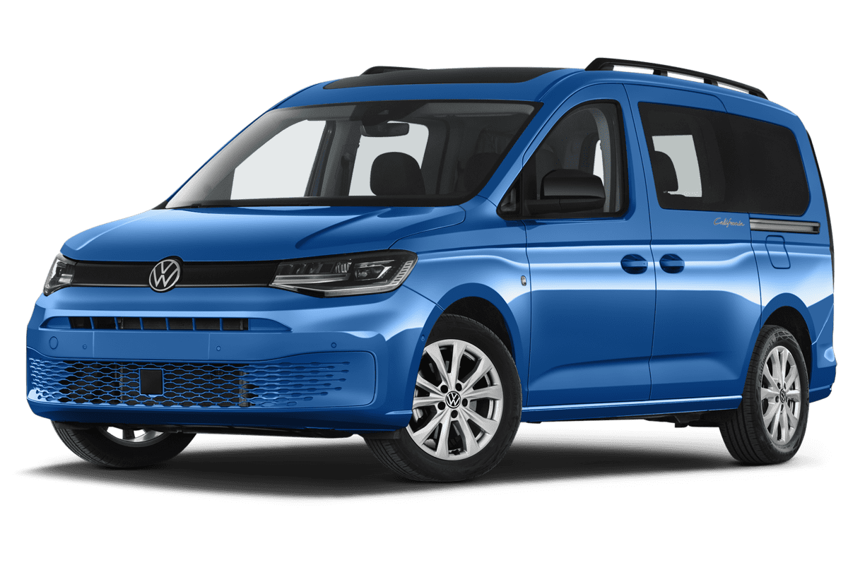 Tiefe, schräge Heckansicht eines VW Caddy California, freigestellt