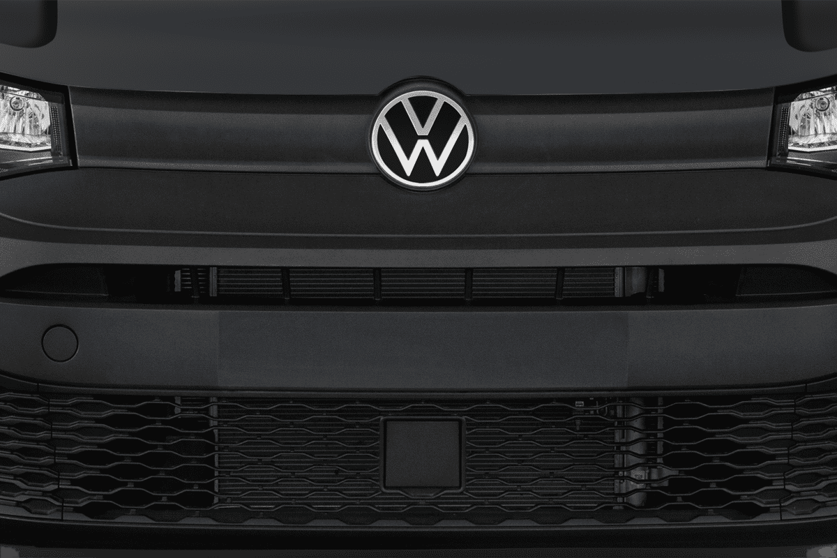Kühlergrill eines VW Caddy Cargo