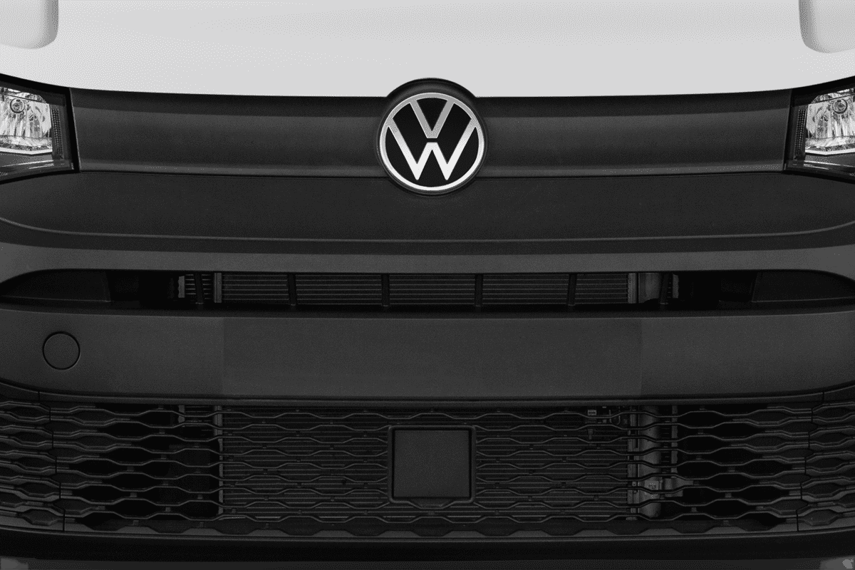 Kühlergrill eines VW Caddy Cargo