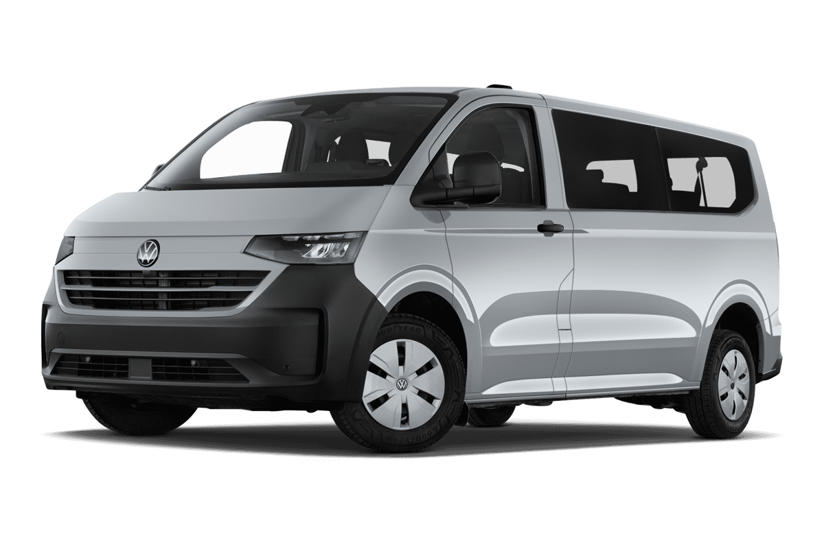 Tiefe, schräge Heckansicht eines VW Caravelle , freigestellt