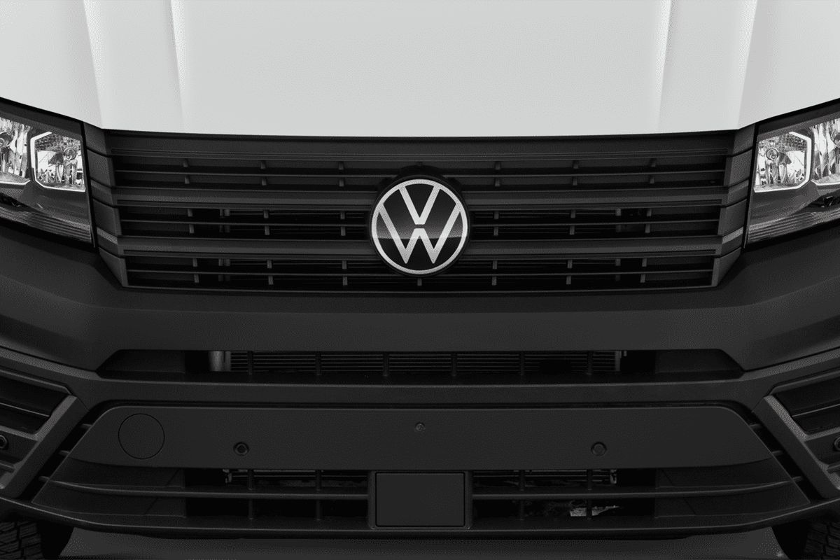 Kühlergrill eines VW Crafter Kastenwagen