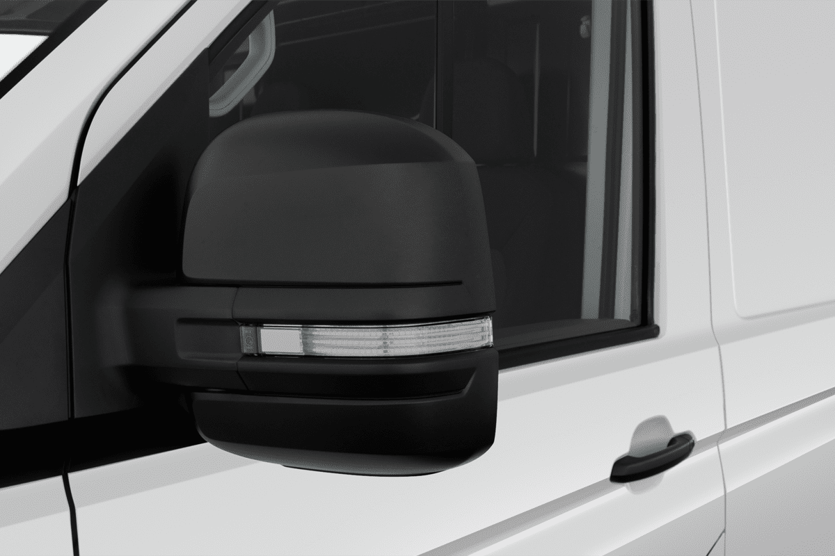 Rückspiegel eines VW Crafter Kastenwagen