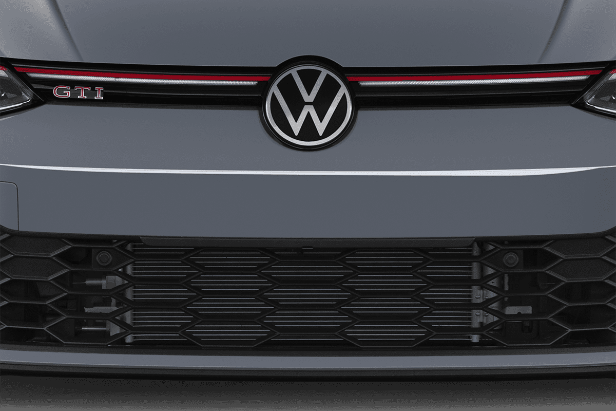 Kühlergrill eines VW Golf 8 GTI