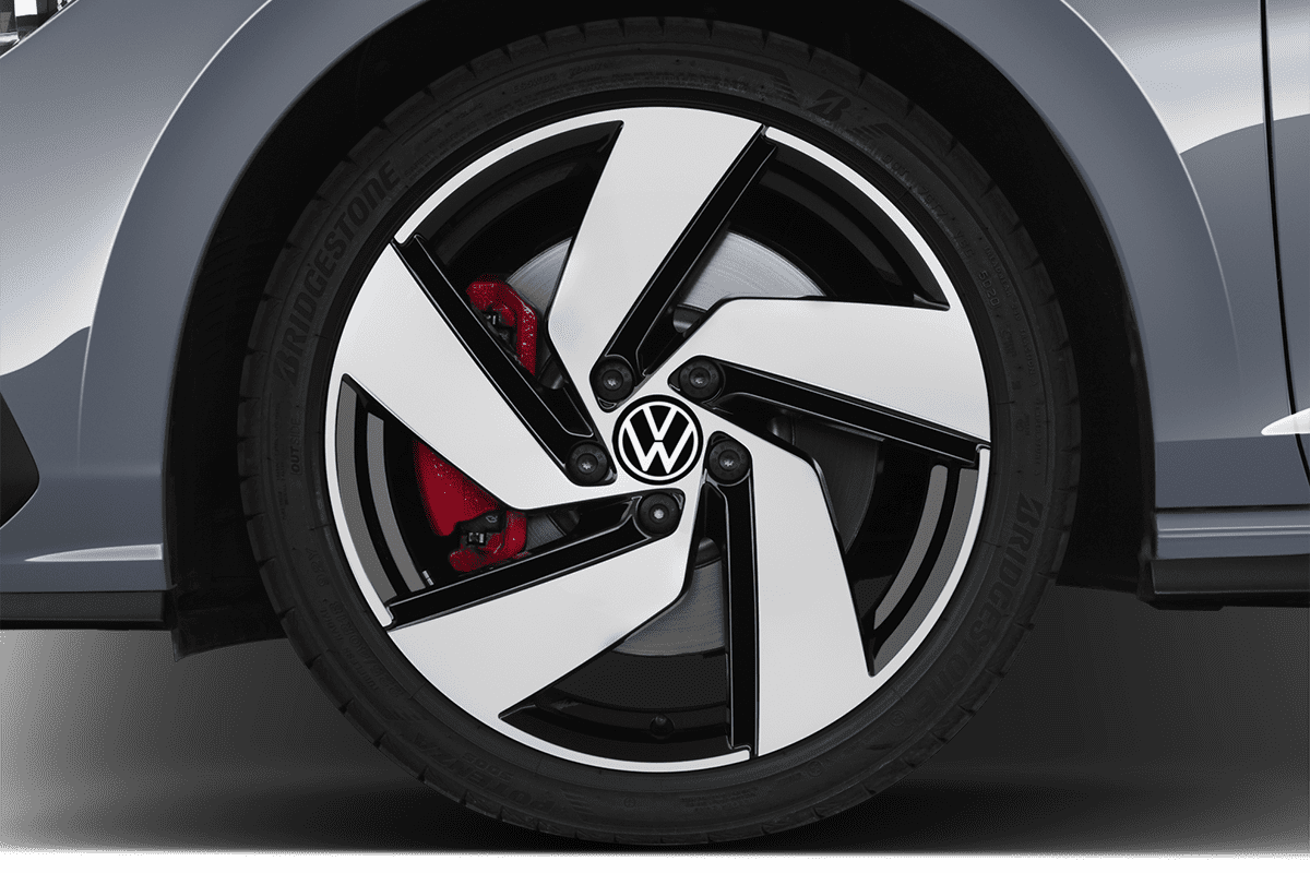 Radkappe oder Felge eines VW Golf 8 GTI