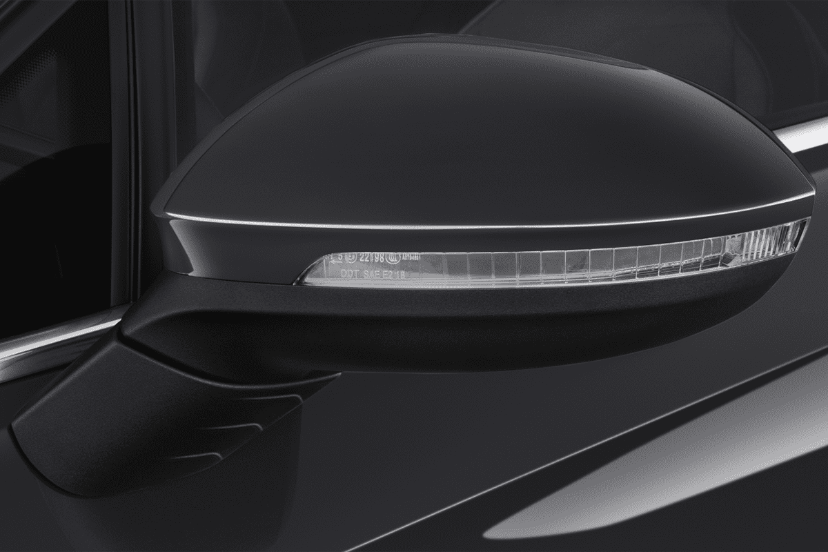 Rückspiegel eines VW Golf 8 Edition 50 