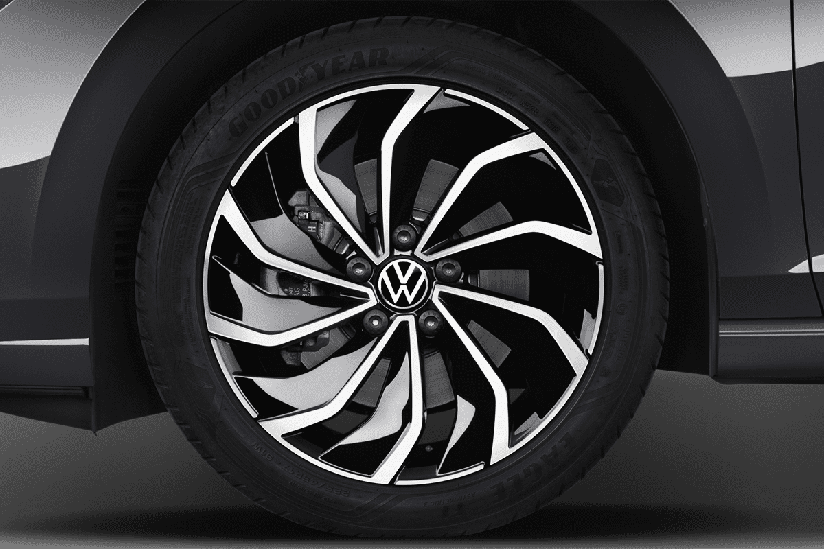 Radkappe oder Felge eines VW Golf 8 Edition 50 