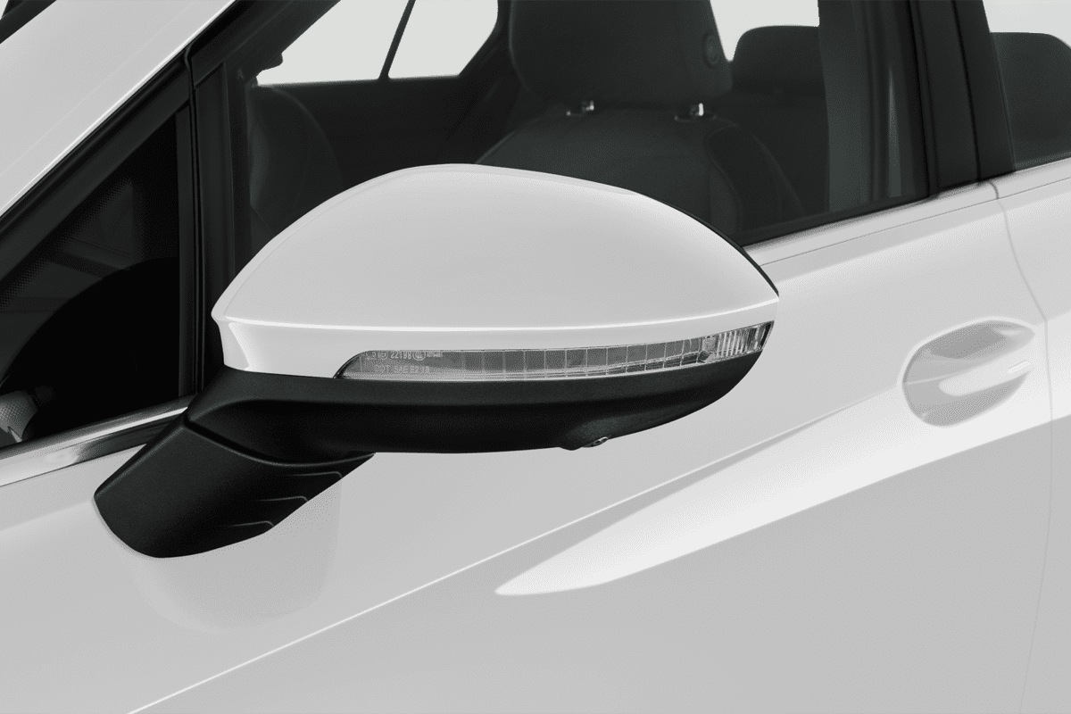 Rückspiegel eines VW Golf 8