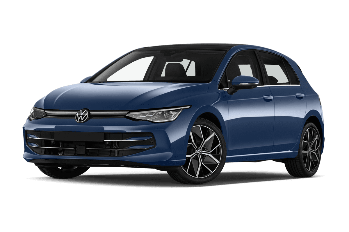 Tiefe, schräge Heckansicht eines VW Golf 8 , freigestellt