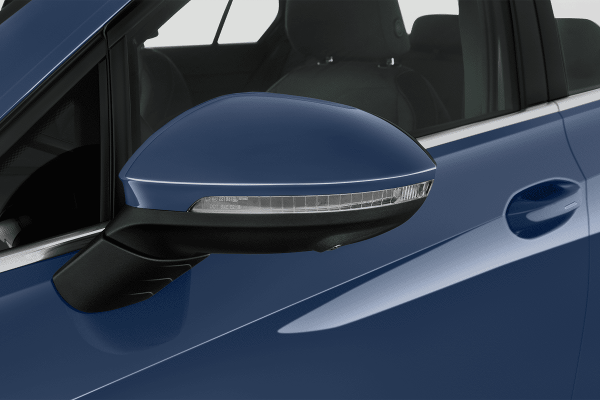 Rückspiegel eines VW Golf 8