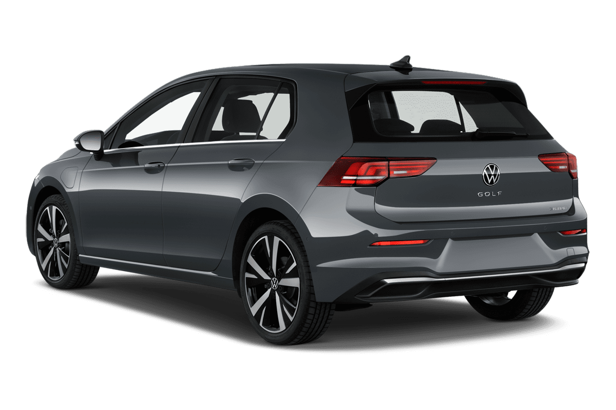 Schräge Heckansicht eines VW Golf 8 Plug-in-Hybrid, freigestellt
