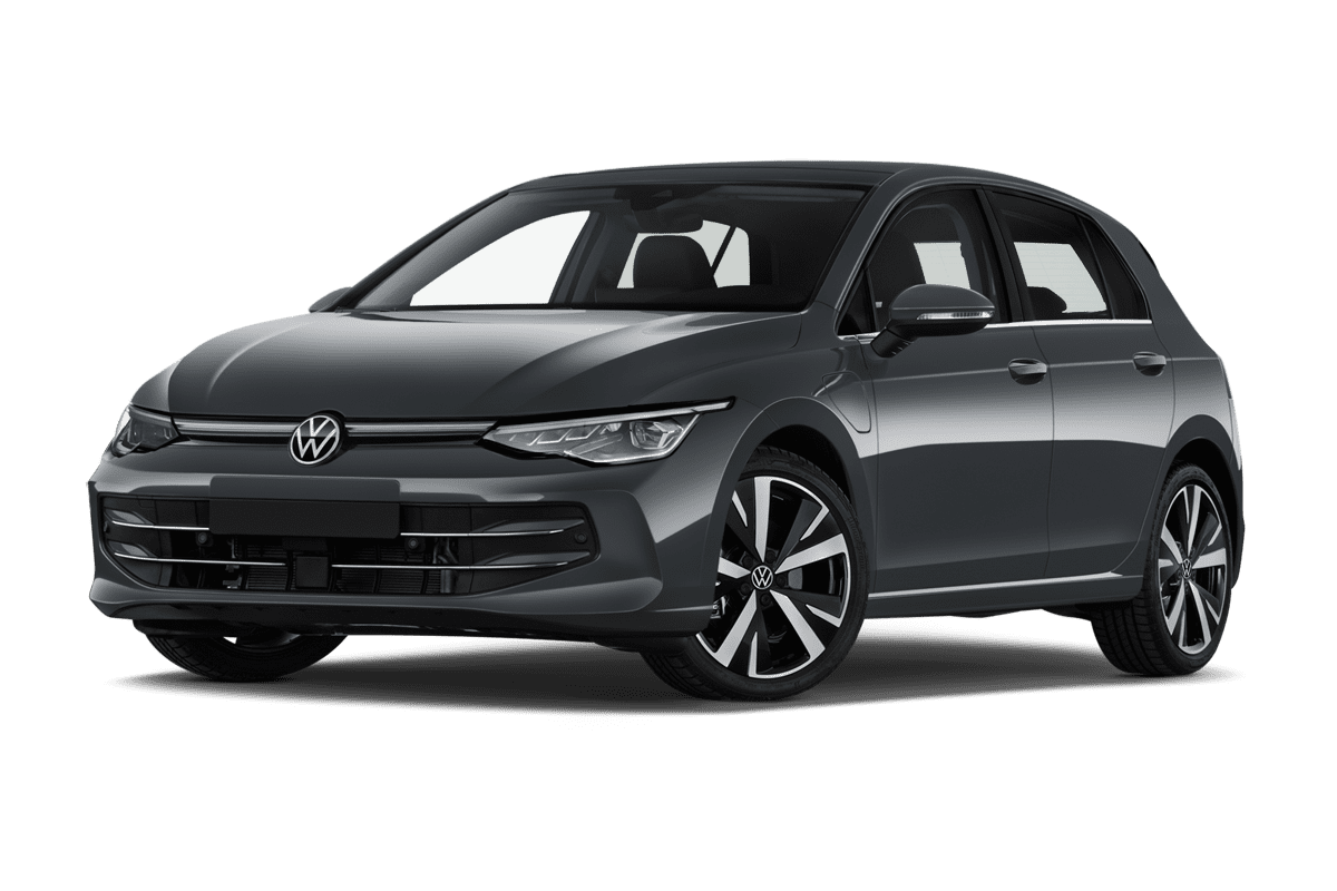 Tiefe, schräge Heckansicht eines VW Golf 8 Plug-in-Hybrid, freigestellt