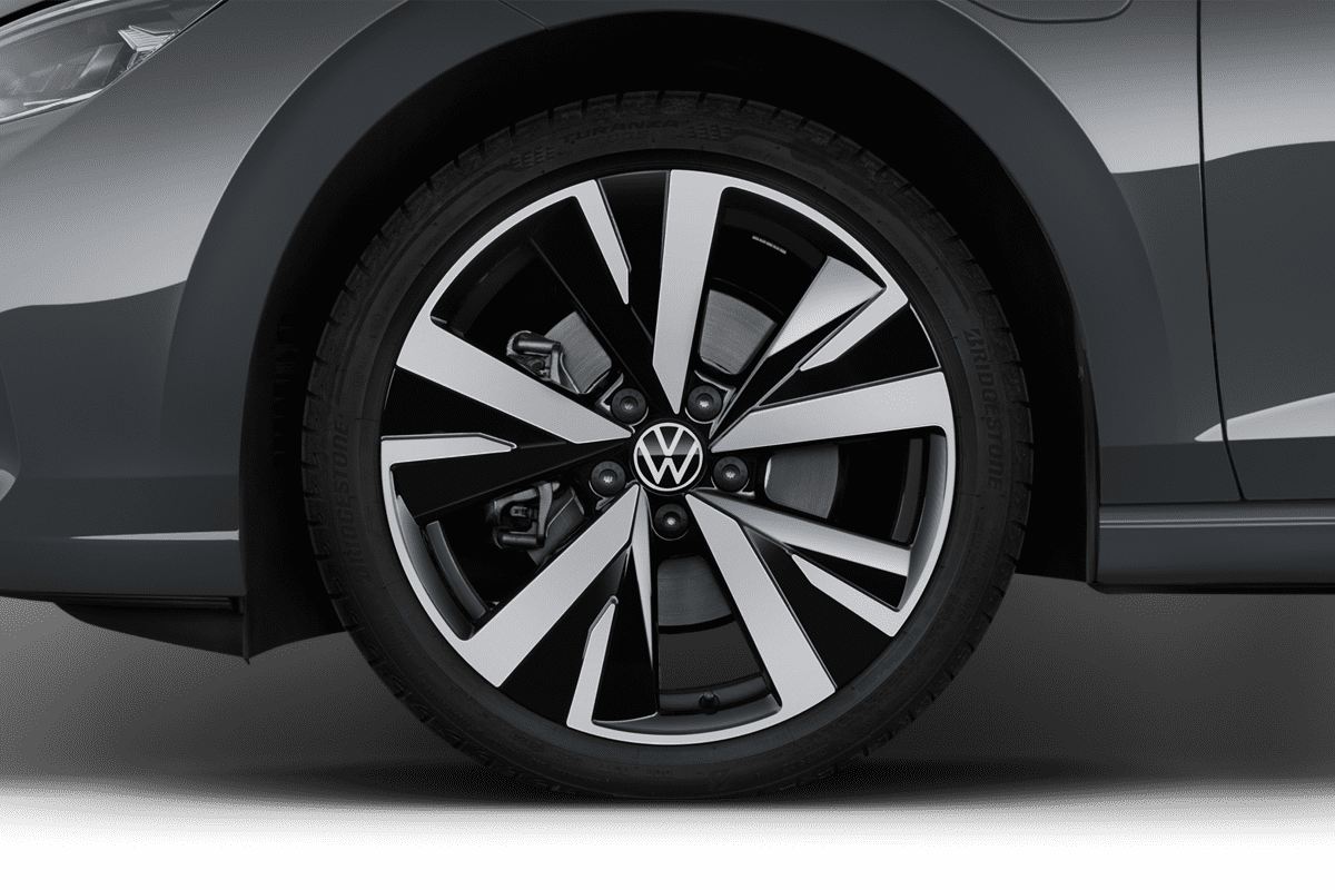 Radkappe oder Felge eines VW Golf 8 Plug-in-Hybrid