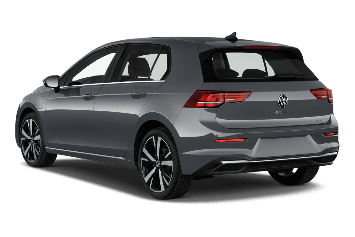 Schräge Heckansicht eines VW Golf 8 Plug-in-Hybrid, freigestellt