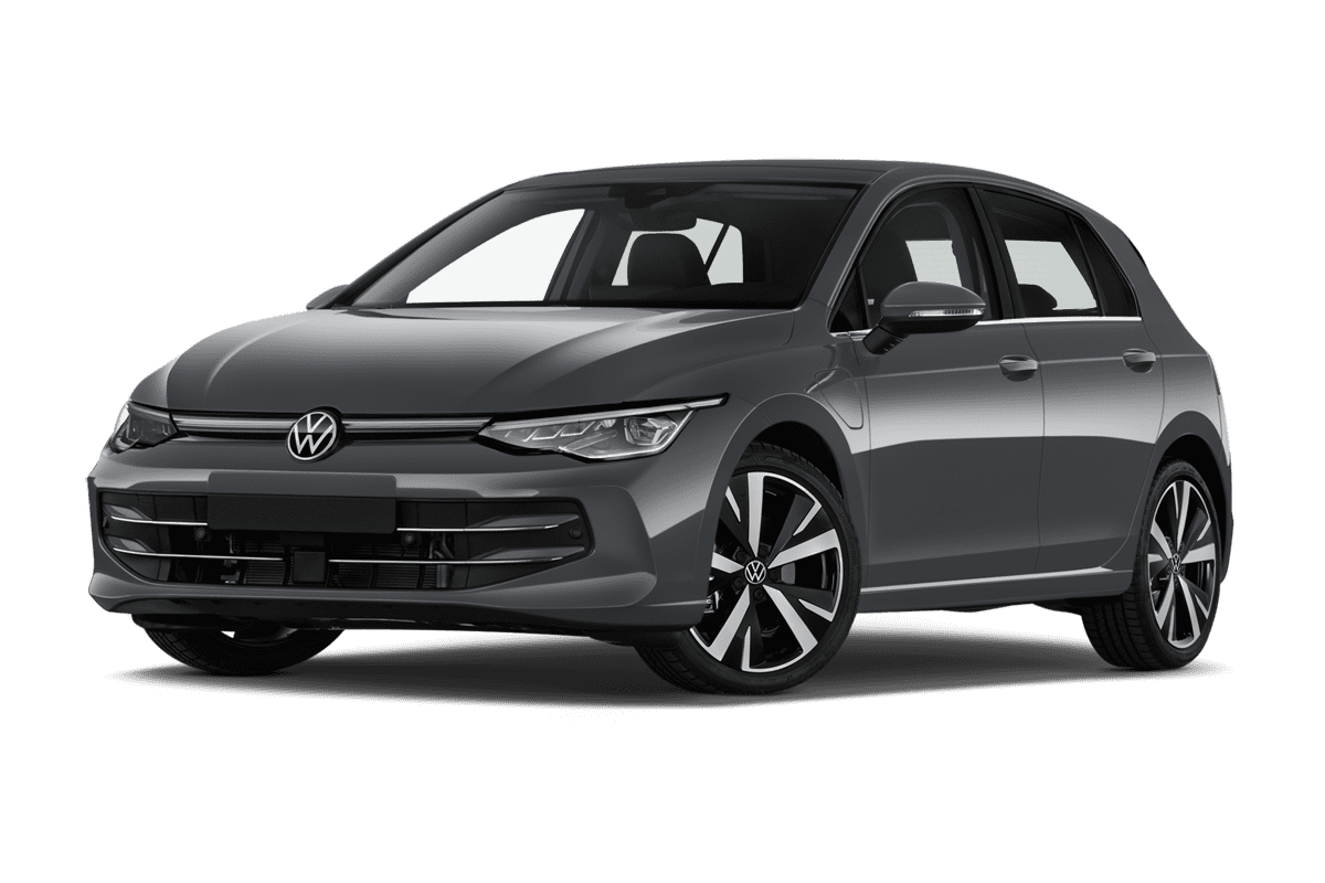 Tiefe, schräge Heckansicht eines VW Golf 8 Plug-in-Hybrid, freigestellt