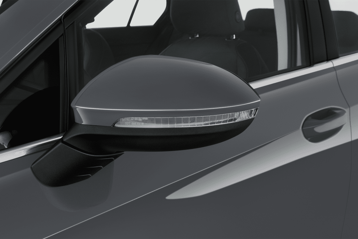 Rückspiegel eines VW Golf 8 Plug-in-Hybrid