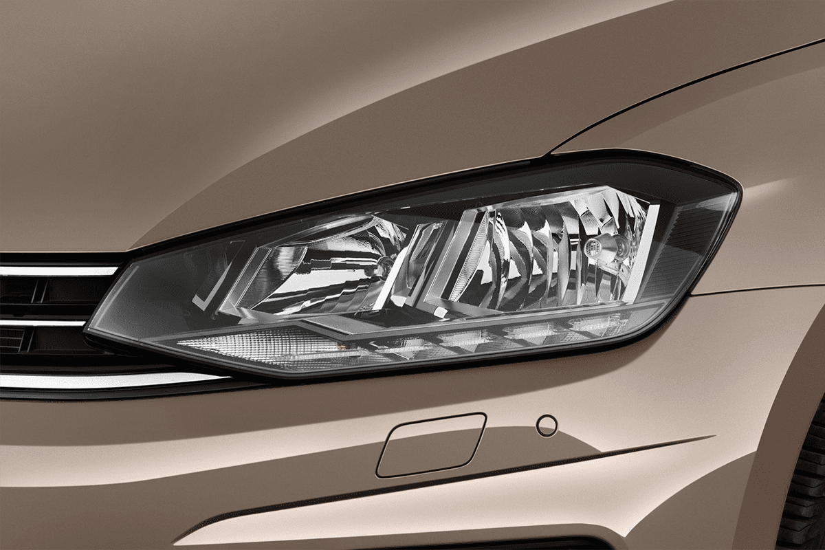 Frontscheinwerfer eines VW Golf Sportsvan