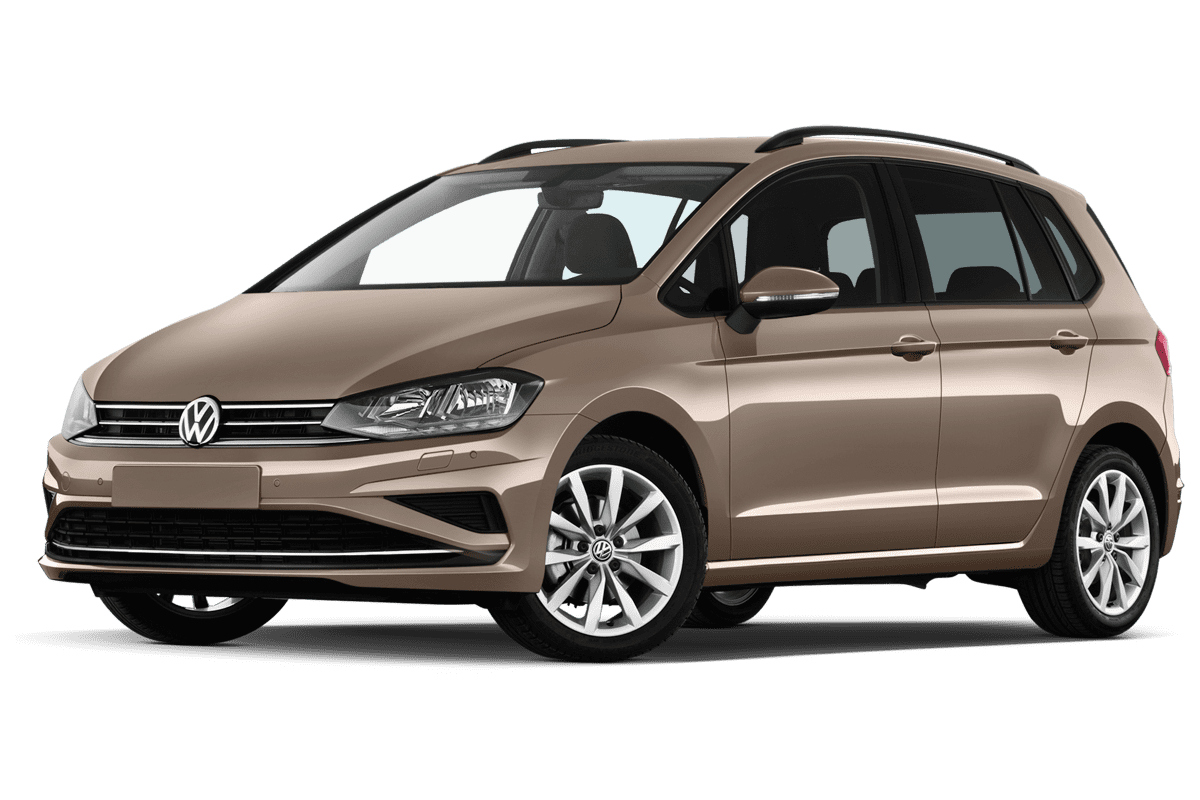 Tiefe, schräge Heckansicht eines VW Golf Sportsvan, freigestellt