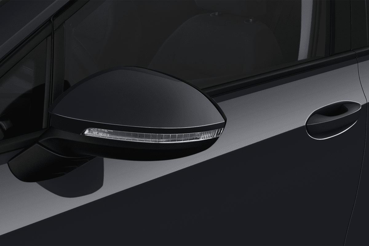 Rückspiegel eines VW Golf 8 Variant GOAL